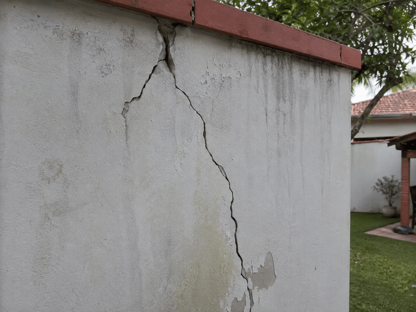 Mapeamento de fissuras e trincas reais em muro de divisa