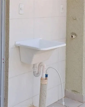 Infiltração ascendente na base de portas e guarnições